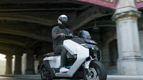 7 Motor Listrik Dewasa Paling Canggih 2024: Jarak Tempuh Bikin Kaget!