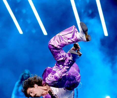 AMAs: J.Lo Kiss, Benson’s Flip & Rod Stewart’s Rockin’ Tribute!